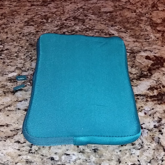 729 Belkin Universal Pleated Sleeve for 8in Tablet - Picture 2 of 6